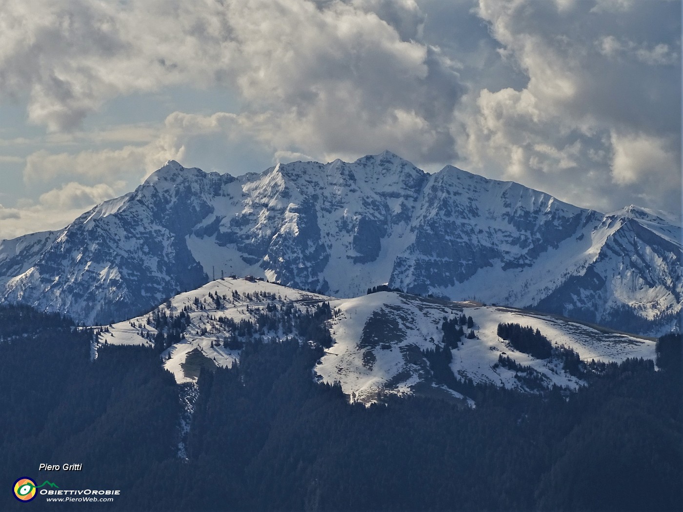 24 Zoom verso Cima Menna (2300 m) ancora ben innevato sul versante nord.JPG